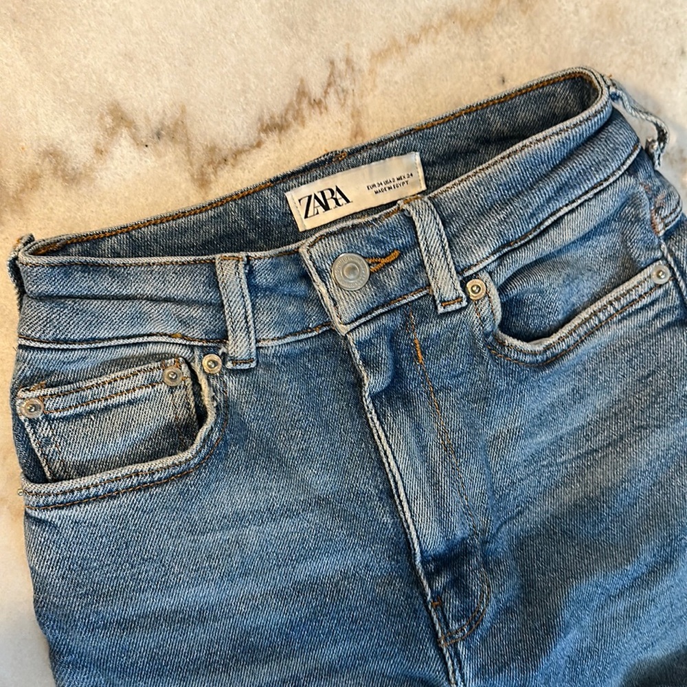 Size 2 Zara slightly distressed skinny Jean
